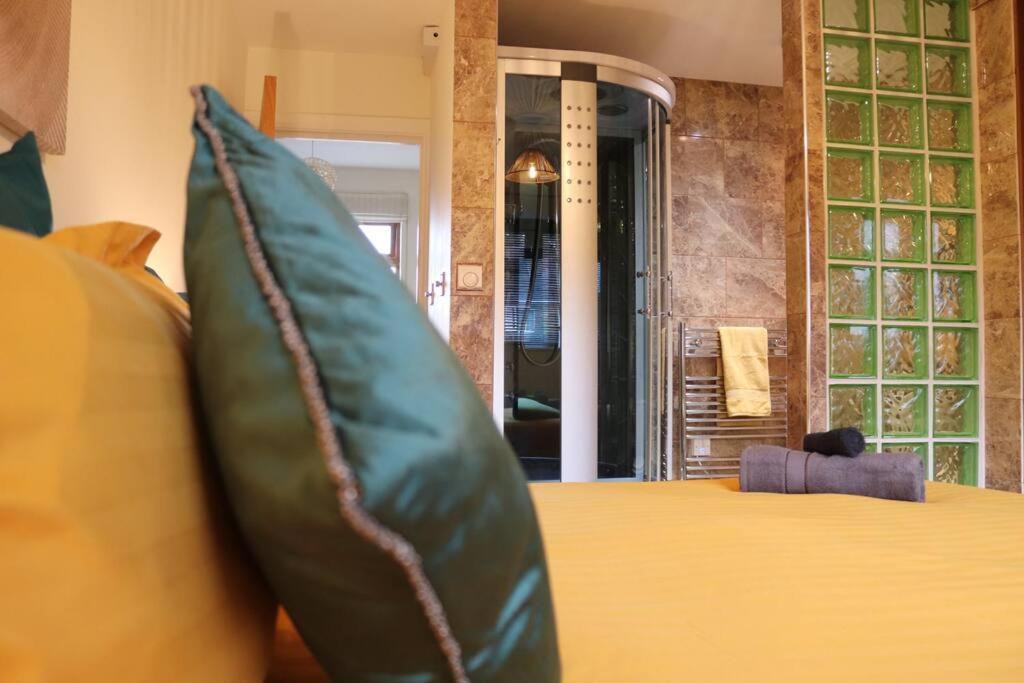 Cosy 3 Bedroom 2 Bathroom House With Parking Sheldon  Exterior photo